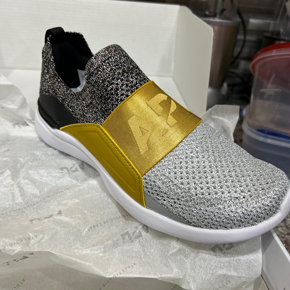 Size 6 woman APL techloom bliss black/gold/silver